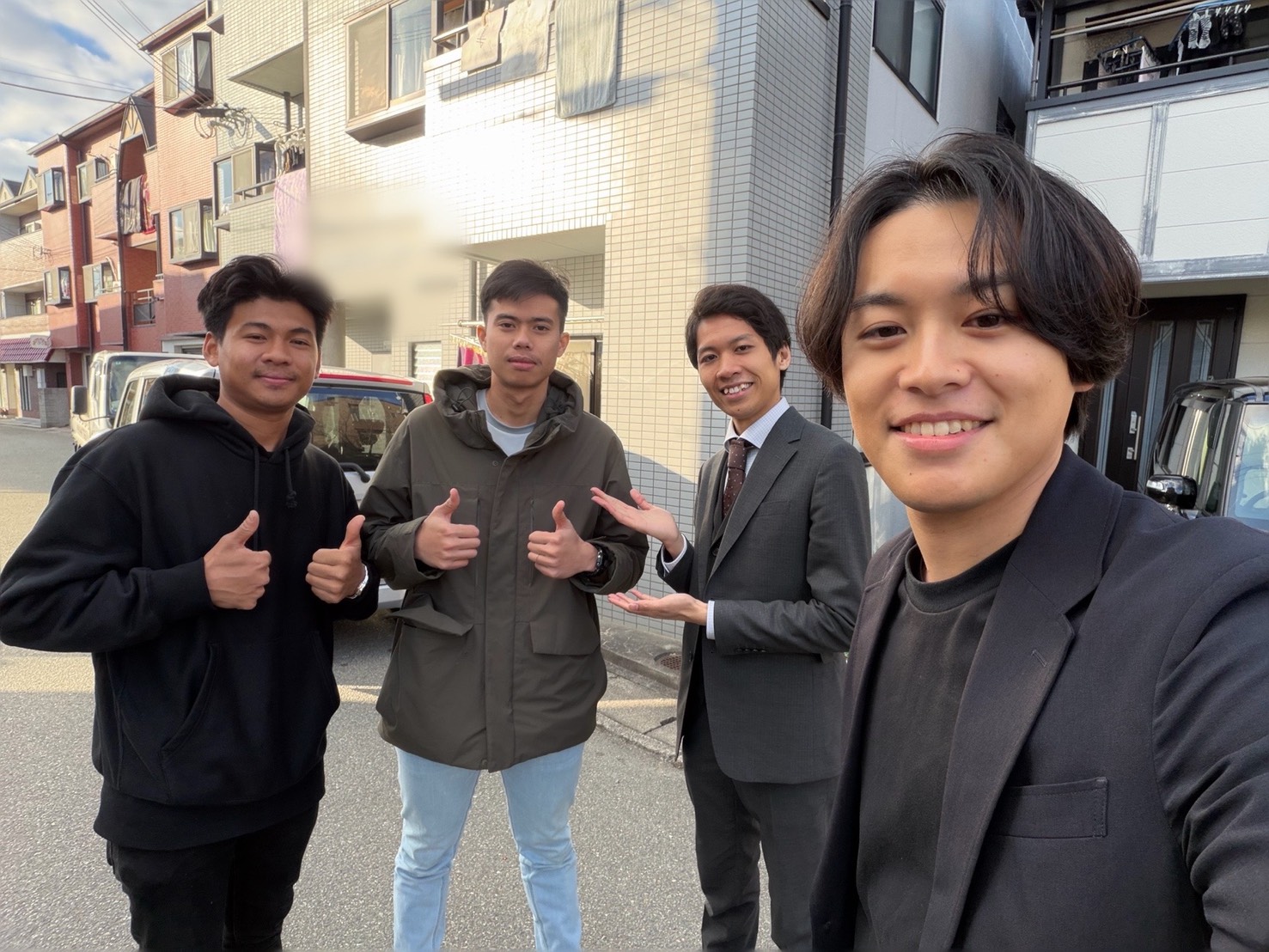 屋外での出会いのひとこま